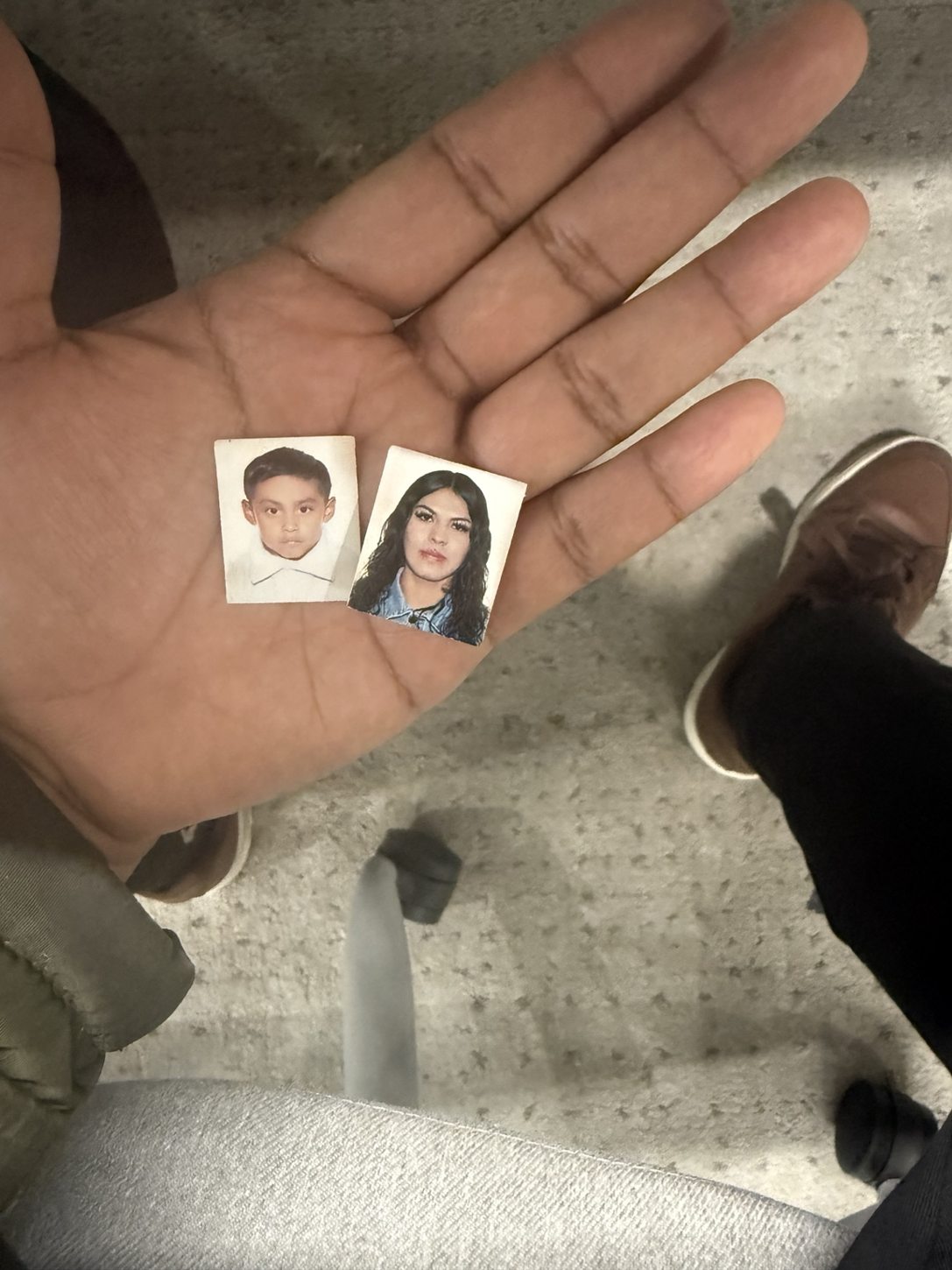 Una mano sosteniendo dos fotografías familiares